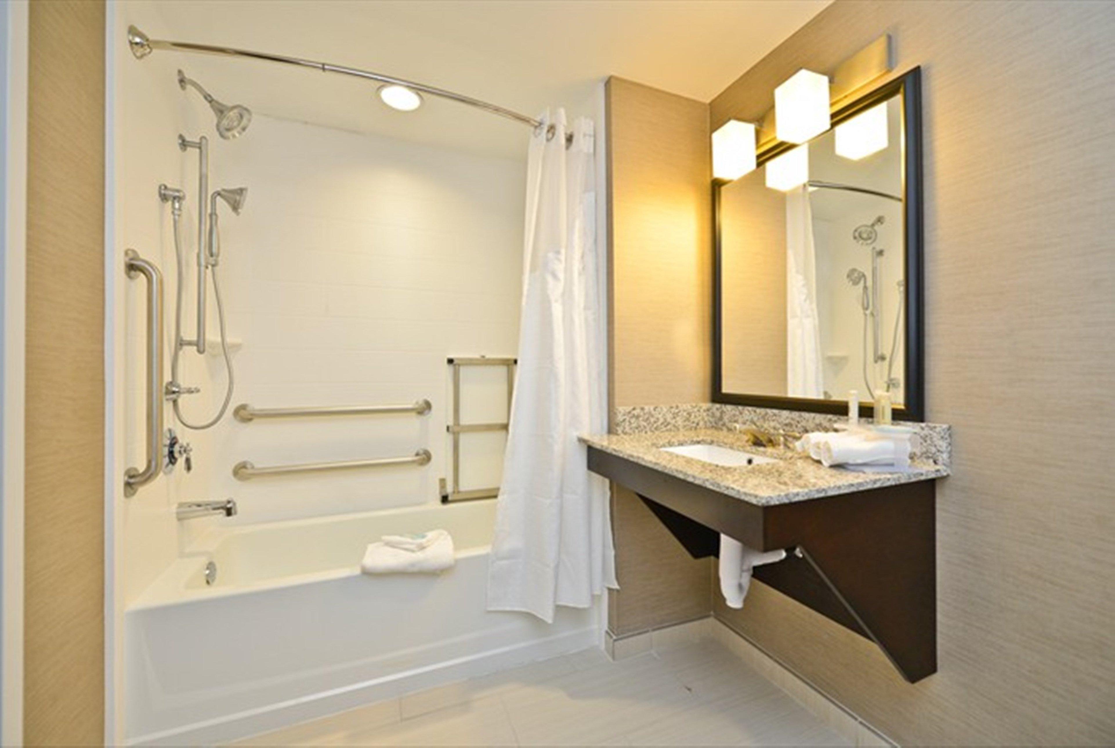 Holiday Inn Express & Suites Utica By Ihg Bagian luar foto