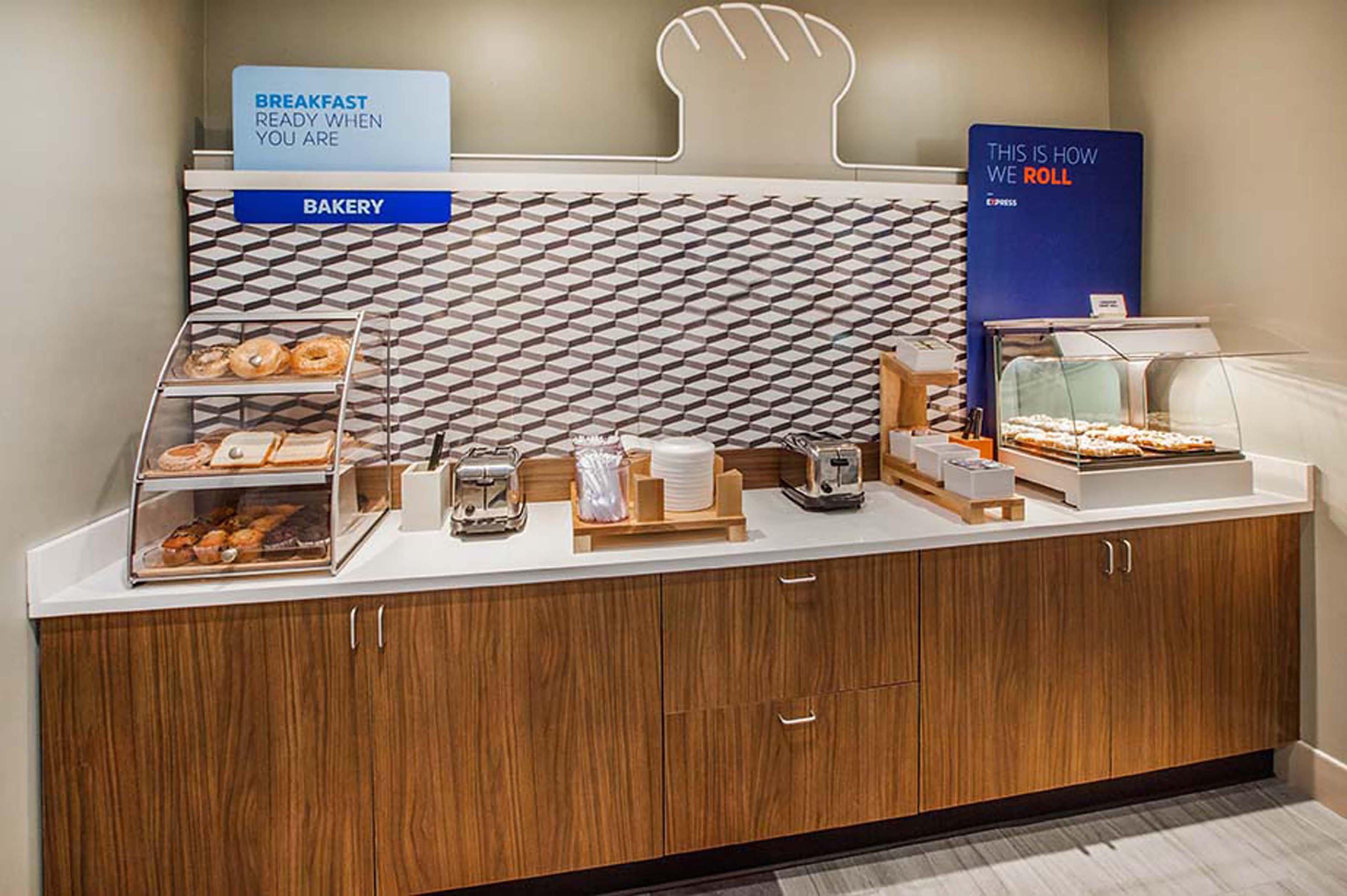 Holiday Inn Express & Suites Utica By Ihg Bagian luar foto