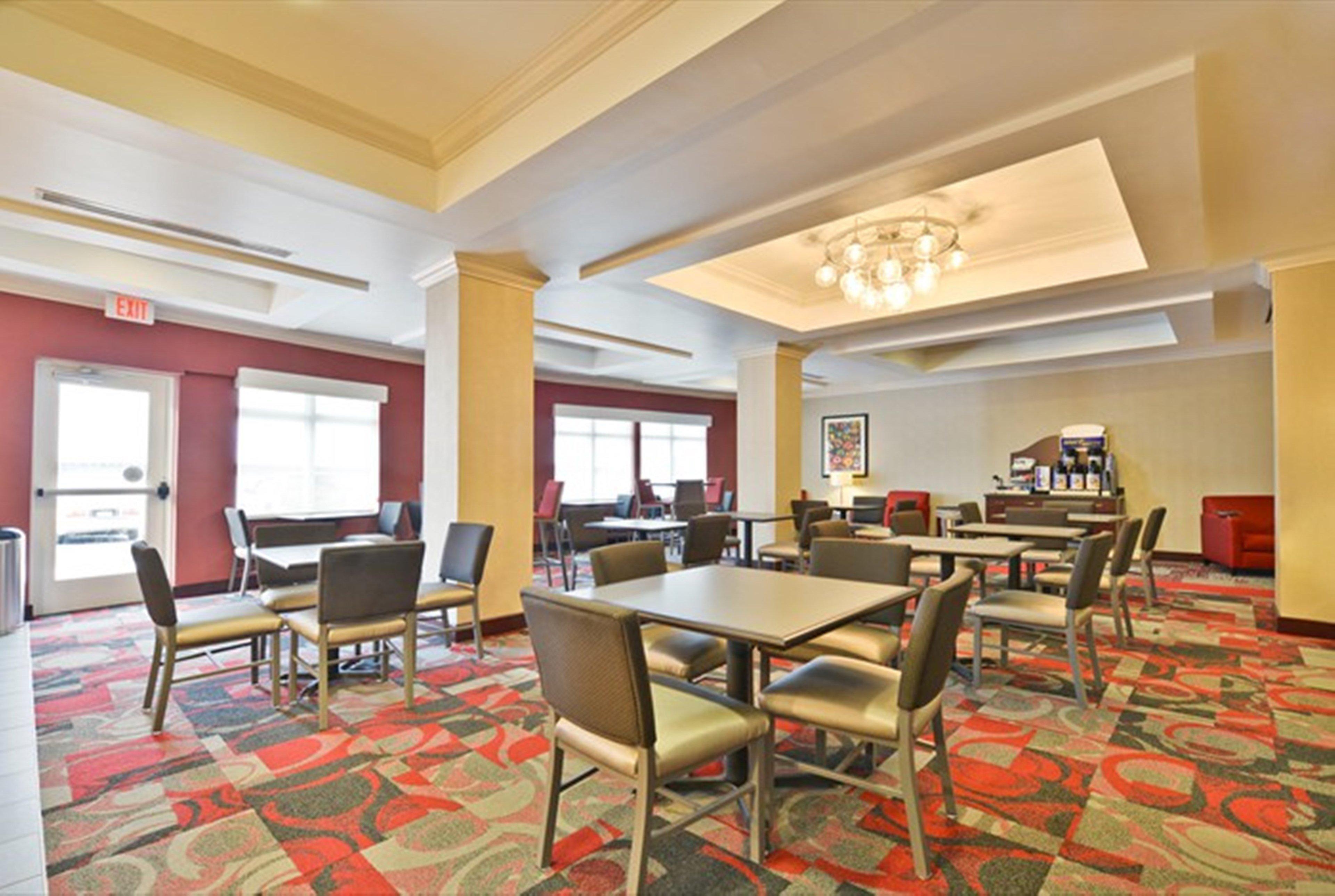 Holiday Inn Express & Suites Utica By Ihg Bagian luar foto