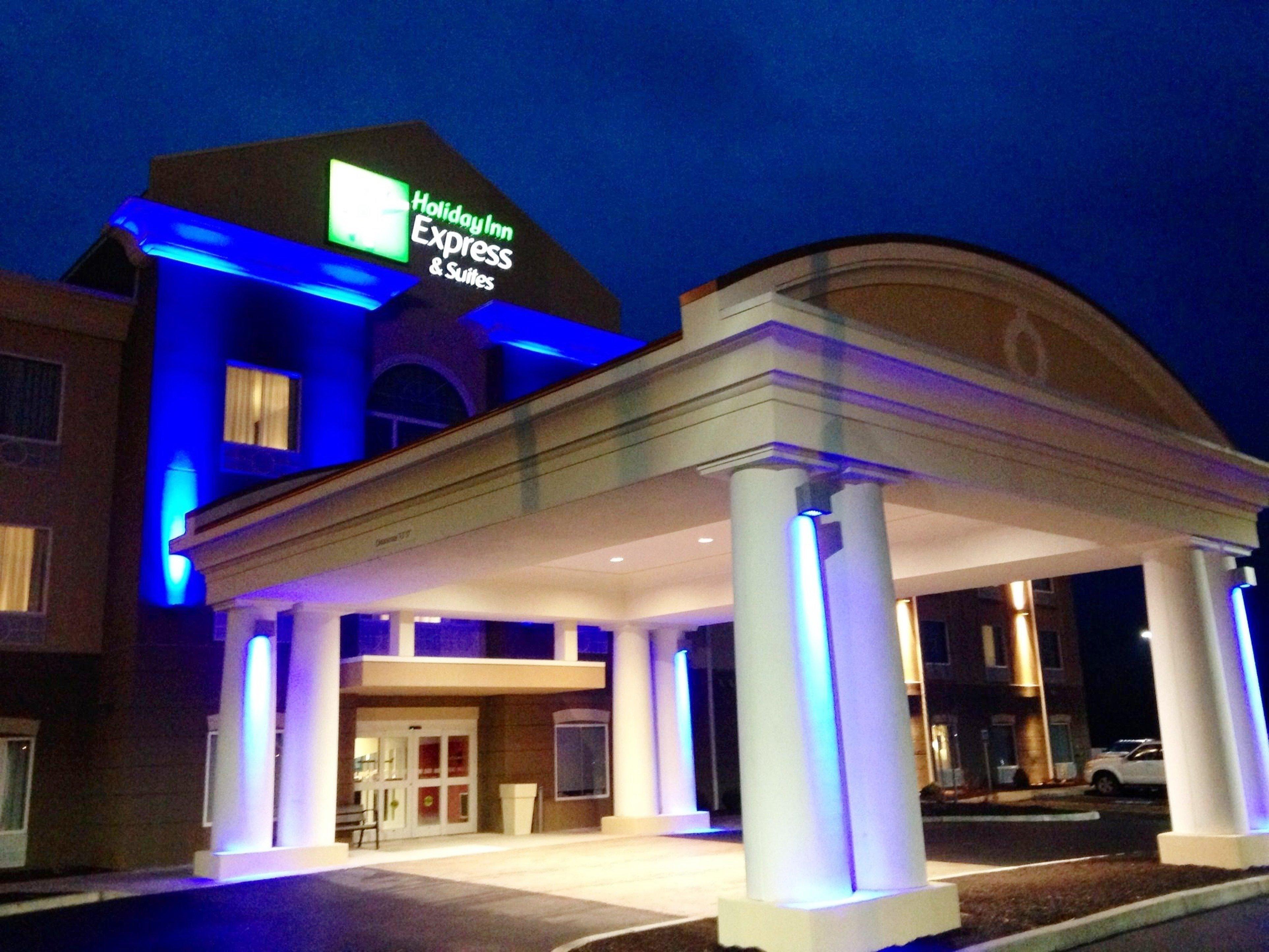 Holiday Inn Express & Suites Utica By Ihg Bagian luar foto