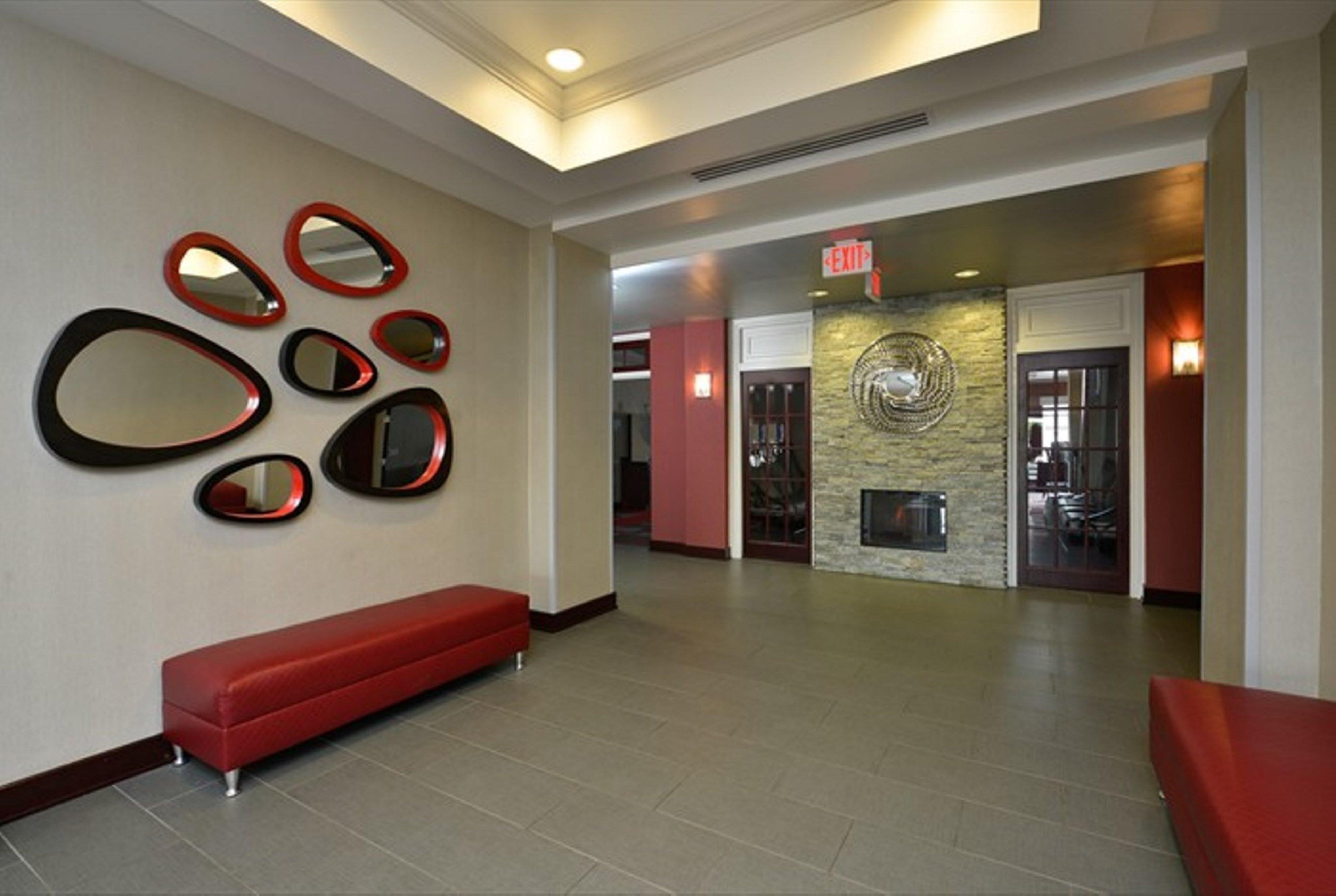 Holiday Inn Express & Suites Utica By Ihg Bagian luar foto