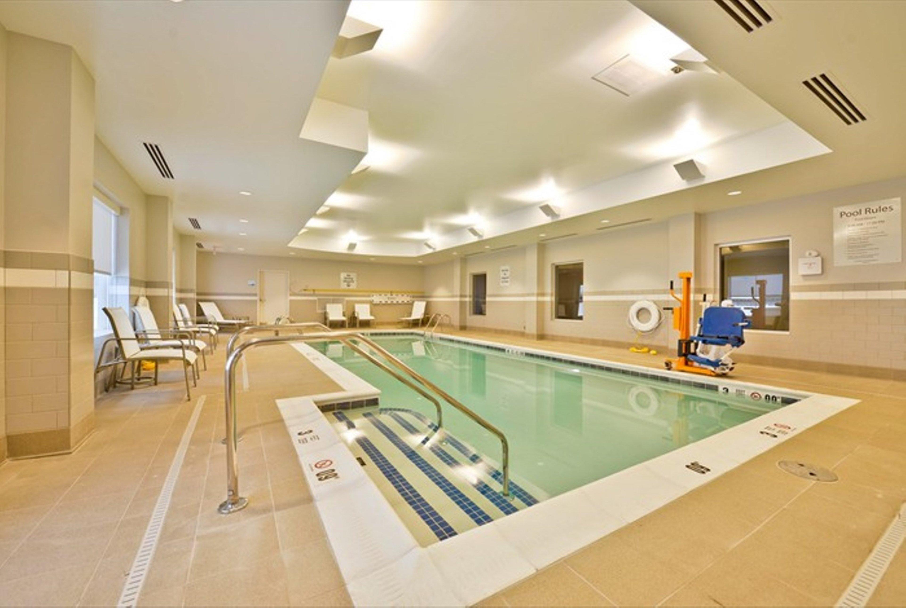 Holiday Inn Express & Suites Utica By Ihg Bagian luar foto
