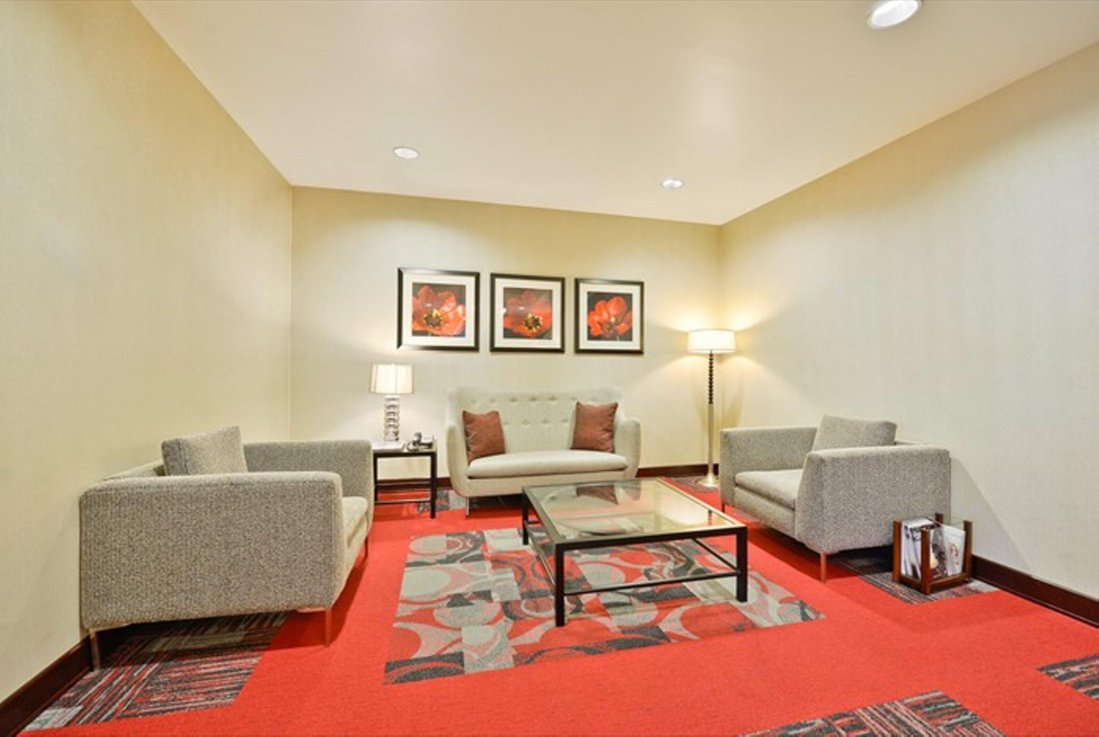 Holiday Inn Express & Suites Utica By Ihg Bagian luar foto
