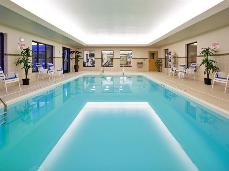 Holiday Inn Express & Suites Utica By Ihg Bagian luar foto