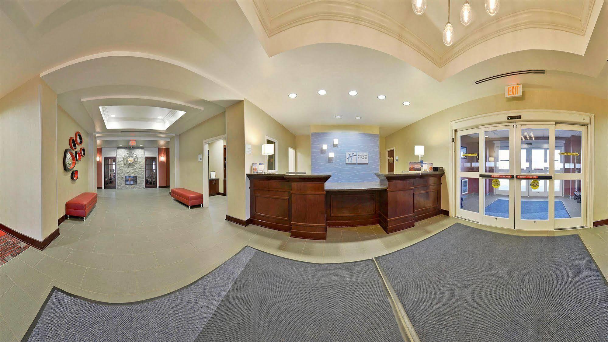 Holiday Inn Express & Suites Utica By Ihg Bagian luar foto