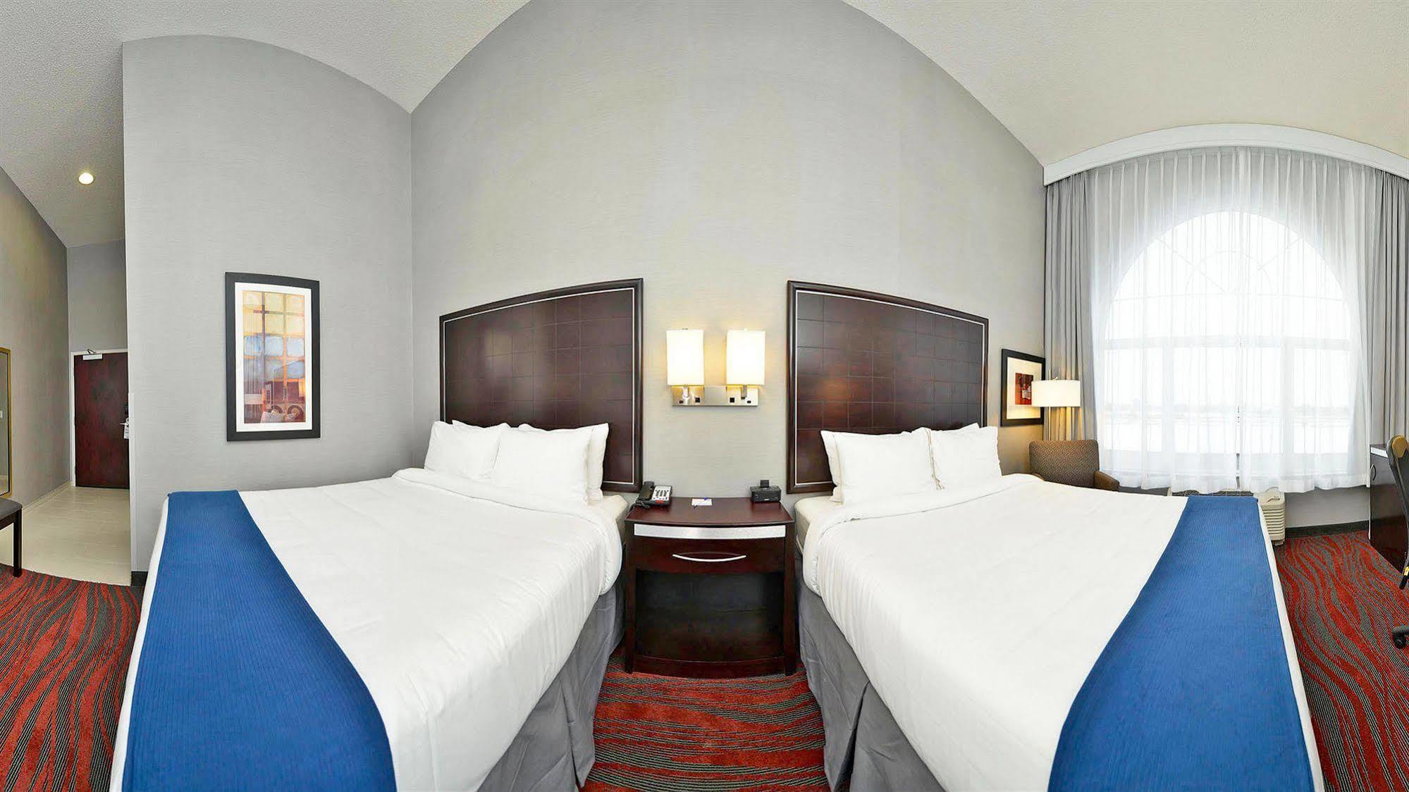 Holiday Inn Express & Suites Utica By Ihg Bagian luar foto
