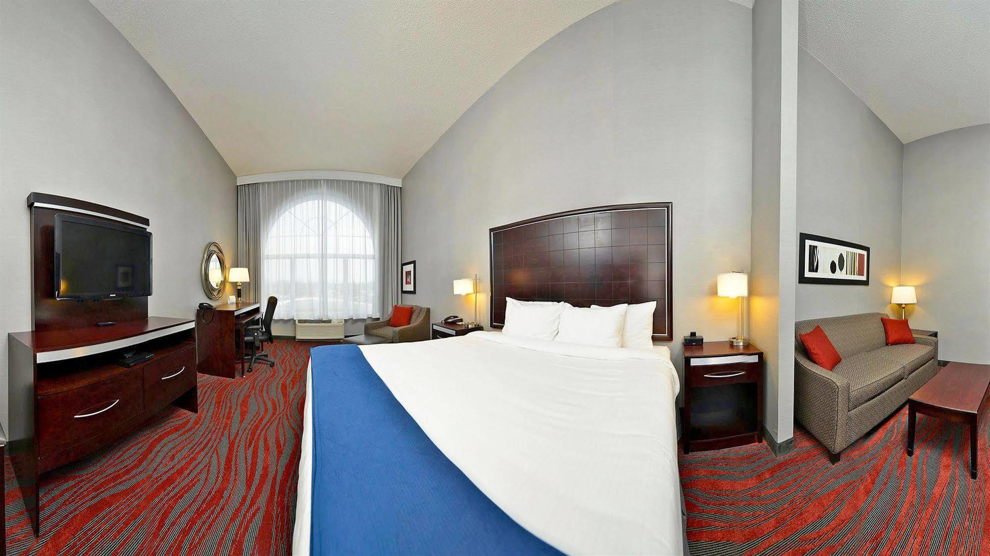 Holiday Inn Express & Suites Utica By Ihg Bagian luar foto