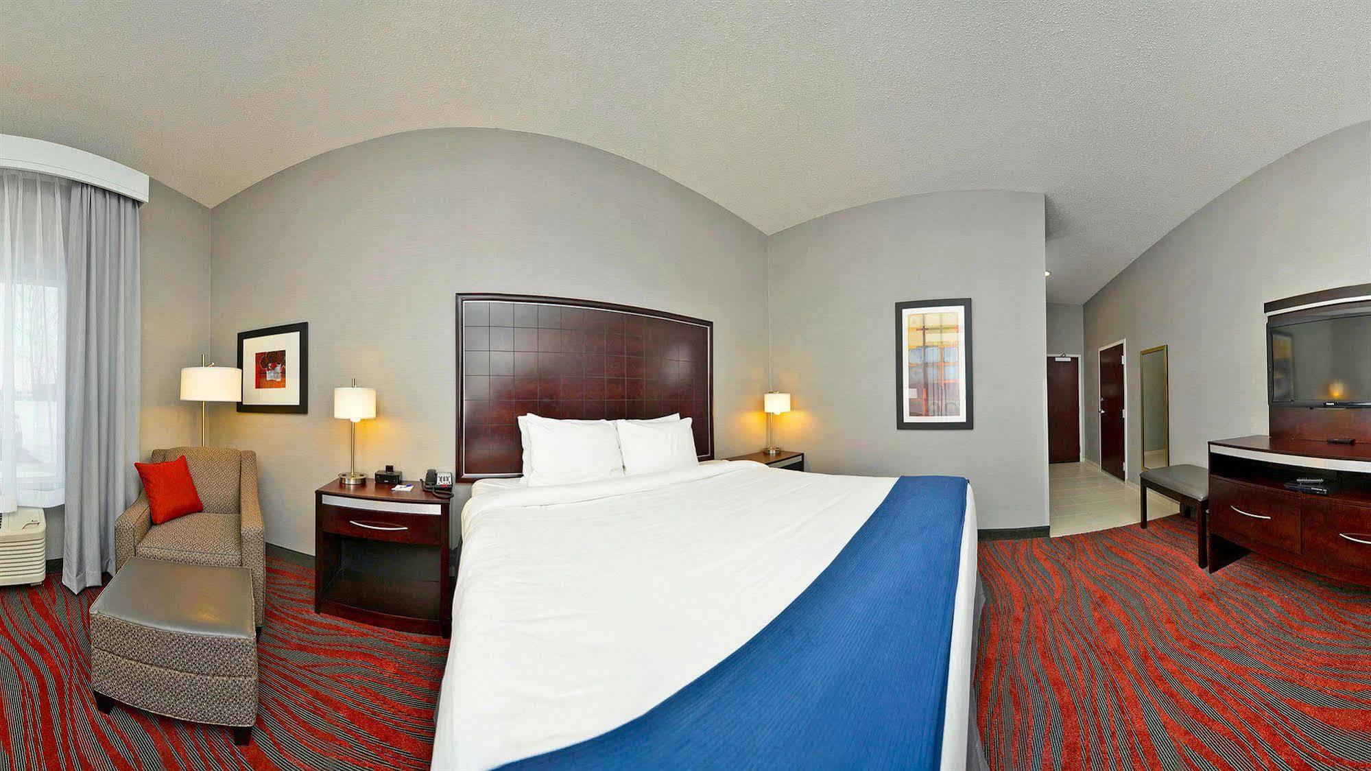 Holiday Inn Express & Suites Utica By Ihg Bagian luar foto