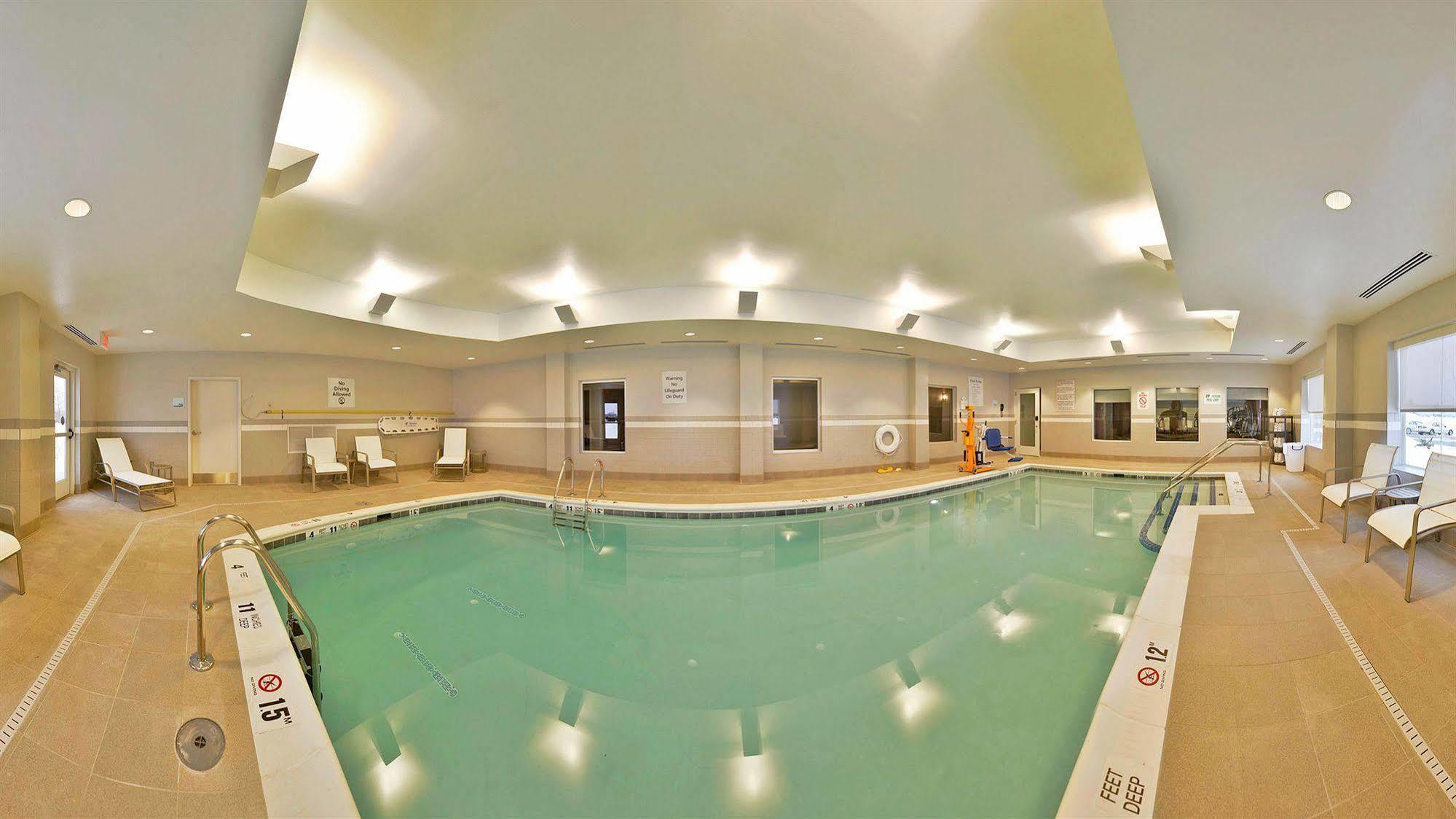 Holiday Inn Express & Suites Utica By Ihg Bagian luar foto