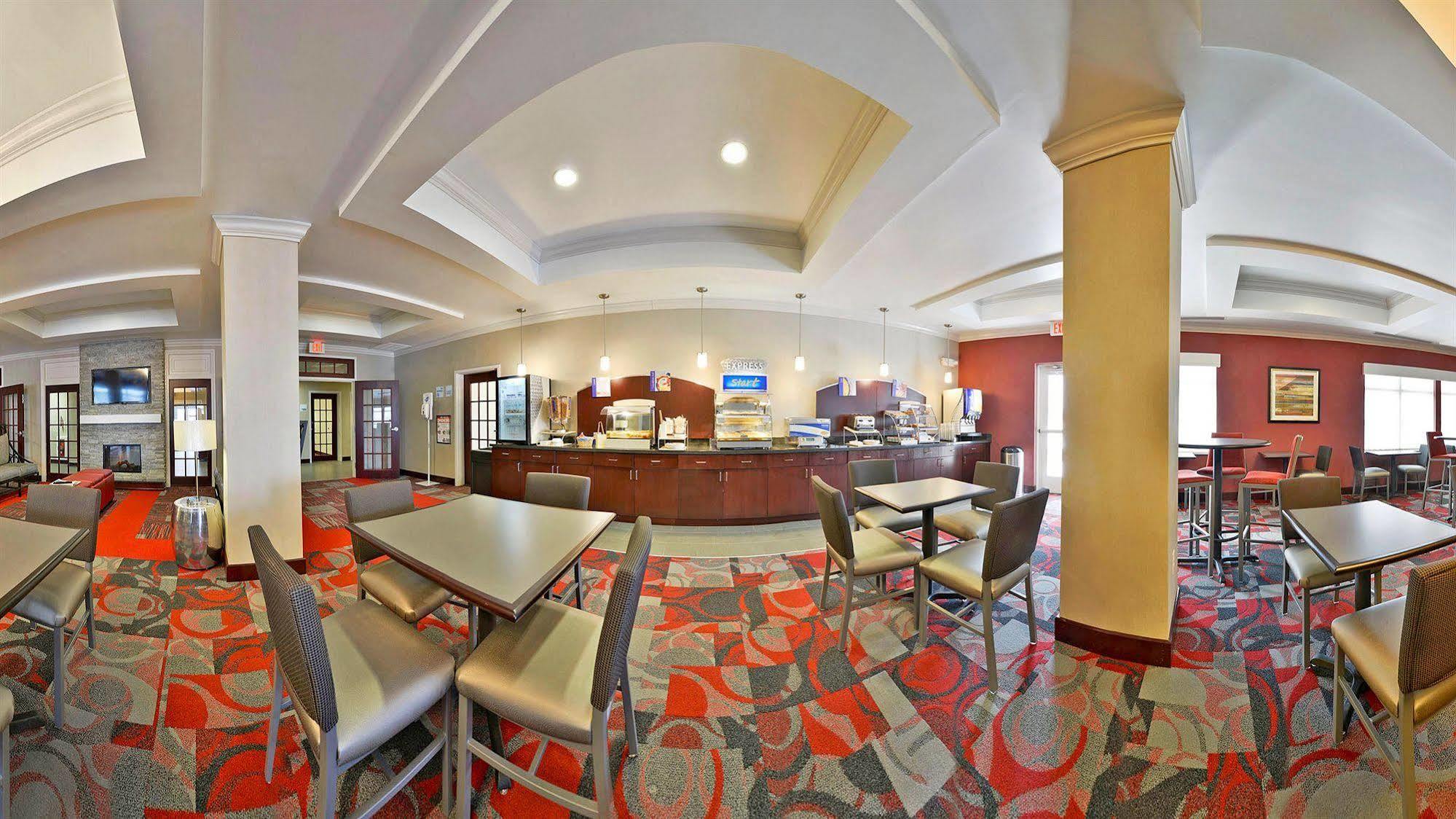Holiday Inn Express & Suites Utica By Ihg Bagian luar foto